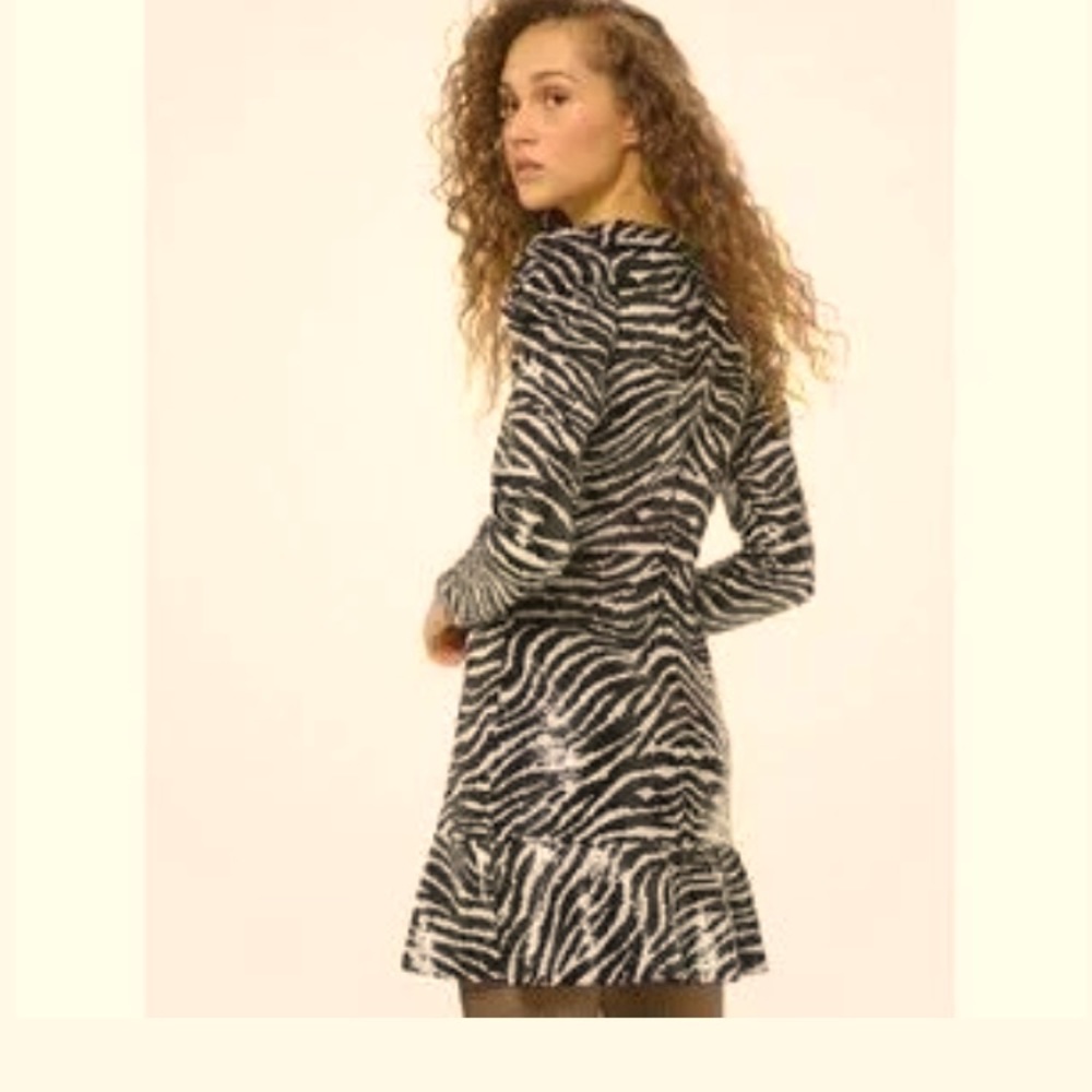 Animal print, shimmering dress , look exquisite.